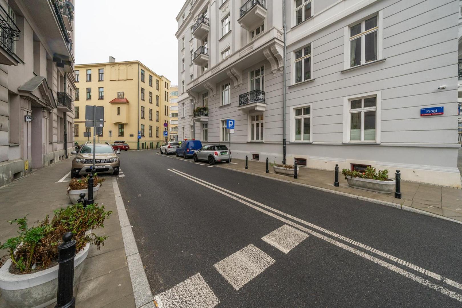 Apartament Polna - Balcony, Workspace, Location - By Rentujemy Warszawa